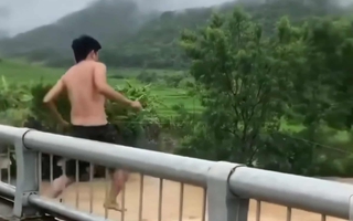 VIDEO: Người đàn ông bất ngờ trèo lan can cầu, lao xuống dòng nước lũ chảy xiết