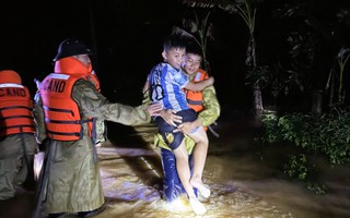 Cảnh sát giải cứu nhiều người mắc kẹt trong mưa bão số 5
