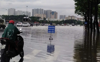 Hà Nội: Nhiều tuyến đường tới chiều vẫn ngập nước