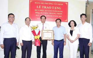 Chủ tịch UBND TP HCM trao Huy hiệu Đảng cho phu quân nguyên Phó Chủ tịch nước