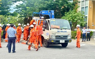 Hơn 200 công nhân, kỹ sư Tổng công ty Điện lực miền Trung lên đường khắc phục lưới điện sau bão
