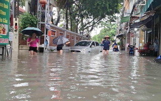 Chủ ô tô cần làm gì khi xe chết máy giữa mưa lũ hoặc rơi vào vùng ngập nước?