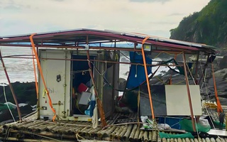 Cận cảnh lồng bè cá Hòn La bị sóng xé toang, ngư dân khóc ròng