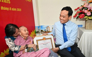 Tân Bí thư Thành ủy TP HCM Trần Lưu Quang trao Huy hiệu 80 năm tuổi Đảng cho đảng viên 100 tuổi