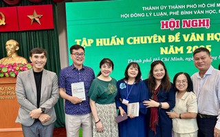 Văn nghệ sĩ chúc mừng PGS TS Nguyễn Thị Mỹ Liêm với sách "Viết tiếp khúc ca tự hào âm nhạc TP HCM"