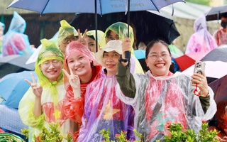 Hàng ngàn người đội mưa "giữ chỗ" từ rạng sáng để xem diễu binh, diễu hành A80