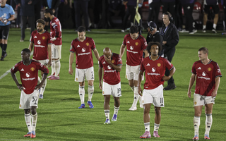 Grimsby tạo cú sốc lịch sử, loại Man United khỏi League Cup