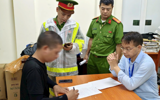 Xử phạt bãi trông xe tự phát gần Quảng trường Ba Đình trước giờ sơ duyệt A80