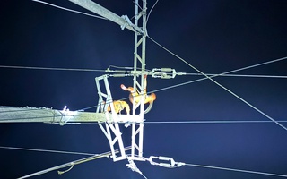 Hà Tĩnh: Tổng lực khắc phục điện lưới do bão số 5 gây ra