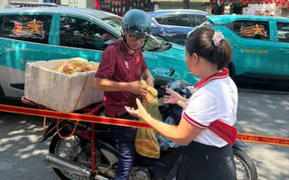 Người đàn ông chạy xe máy tặng nước, bánh mì miễn phí cho người dân, mời cơm cựu chiến binh
