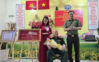 Trung tướng Mai Hoàng trao Huy hiệu Đảng tại phường Tân Sơn Hoà