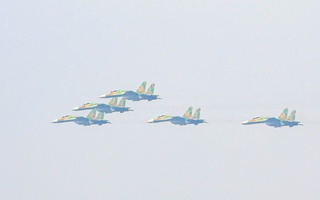 "Hổ mang chúa" Su30-MK2 bay qua Quảng trường Ba Đình rồi "khoan" thẳng lên trời