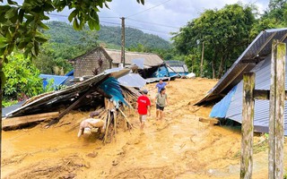 Lũ quét bất ngờ đổ về, người dân tháo chạy, cả bản tan hoang