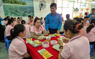 Hàng chục ngàn công nhân cùng thưởng thức bữa ăn ca đặc biệt