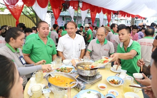 Bí thư, Chủ tịch một phường ở TP HCM dùng "Bữa cơm đặc biệt" với công nhân