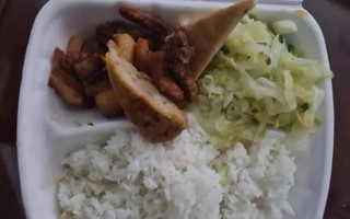 Xôn xao suất cơm 130.000 đồng chỉ có ít thịt lợn, 2 miếng giò và chút rau bắp cải