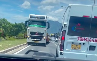 Clip: Xe container chạy ngược chiều, bất chấp nguy hiểm trên đại lộ ở Khánh Hòa