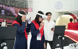 Người dân hào hứng trải nghiệm tại khu trưng bày Triển lãm của TP HCM