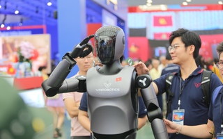 VIDEO: Người dân thích thú khi robot hình người vẫy tay chào, đi dạo tại triển lãm