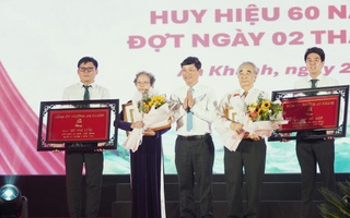 Chủ tịch HĐND TP HCM trao Huy hiệu Đảng tại phường An Khánh