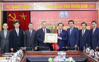 Tổng Bí thư Tô Lâm trao Huy hiệu 45 năm tuổi Đảng tặng ông Phan Đình Trạc