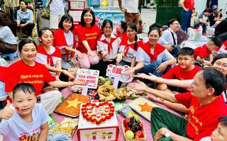 Đại gia đình 20 người với mâm cỗ đủ xôi, gà trên vỉa hè chờ tổng duyệt diễu binh A80