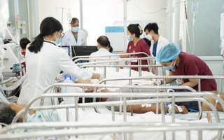 Cô gái ở TP HCM hốt hoảng khi phát hiện bàn tay người ven đường
