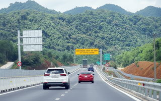 Vì sao đường cao tốc Vũng Áng - Bùng vừa thông xe đã cấm xe tải nặng?