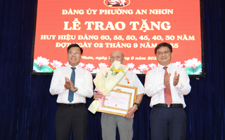 Phường An Nhơn trao 50 Huy hiệu Đảng dịp Quốc khánh 2-9
