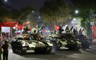 Dàn xe tăng tiến vào Quảng trường Ba Đình trước "giờ G" tổng duyệt