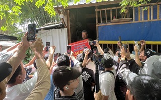 Hàng chục ống kính điện thoại livestream bủa vây, ông Ba Minh sống thế nào?