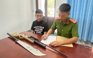 Giật mình vì “hàng nóng” xuất hiện trong nhà, 2 thanh niên vội đến công an