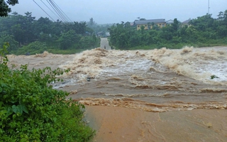 Mưa lớn, nước dâng nhanh khiến nhiều nơi ở Quảng Trị đang bị cô lập, chia cắt