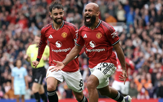 Bruno Fernandes "giải cứu" Man United trên chấm phạt đền