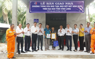 Xóa nhà tạm, dột nát và 100.000 đồng tặng dân