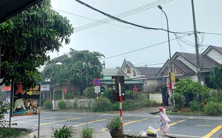 Quảng Trị mưa trắng trời, phao tiêu hàng hải dài 12m dạt vào bờ biển