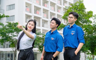 Sinh viên thích thú vì được trường lì xì dịp Quốc khánh 2-9