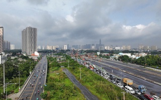 Cửa ngõ TP HCM “ngộp thở” ngày đầu nghỉ lễ 2-9
