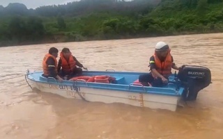 CLIP: Nghẹt thở giải cứu 5 người mắc kẹt gần 2 ngày vì lũ chia cắt