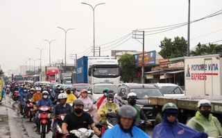 Ùn tắc hơn 2 km ở cửa ngõ phía Tây TP HCM ngày đầu nghỉ lễ 2-9