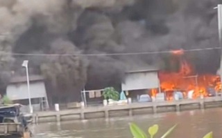 Bắt tạm giam đối tượng đốt nhà làm cháy lan sang chợ ở Cà Mau