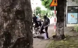 Nam sinh đang đi xe đạp bất ngờ bị đánh vào đầu, gáy tới khi co giật trên đường