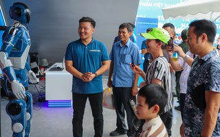 "Cười ra nước mắt" khi nói chuyện với robot hình người của Vingroup