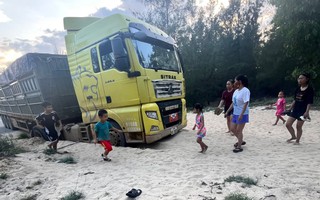 Người dân Đà Nẵng 2 lần hỗ trợ tài xế người Lào bị mắc kẹt xe tải trên bãi biển
