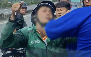 Lý do người đàn ông chặn ô tô, dùng gậy sắt đập kính chiếu hậu