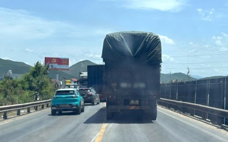 Xe tải liên tục gặp sự cố ở "yết hầu" tỉnh Quảng Trị, giao thông ùn tắc