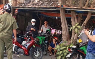 Nam thanh niên tự đâm vào bụng mình, người bán dao nhanh chóng rời hiện trường
