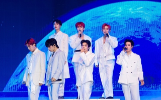 Bạch Hồng Cường "đốn tim" fangirl với tạo hình hoàng tử và giọng ca ngọt lịm