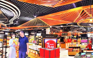 Kiếm cả trăm tỉ đồng nhờ bán đồ ăn, trà sữa, hàng miễn thuế...
