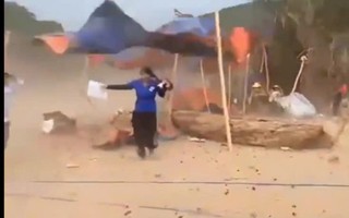 VIDEO: Người dân hô hoán nhau bỏ chạy khi lốc xoáy bất ngờ ập đến
